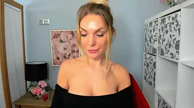 Snapshot of AulloraHoney chatting on 12.19.24 AulloraHoney online show from 12.19.24