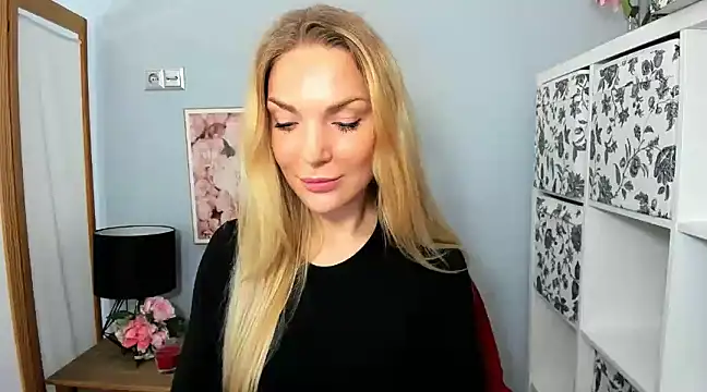 Snapshot of AulloraHoney chatting on 12.21.24 AulloraHoney online show from 12.21.24