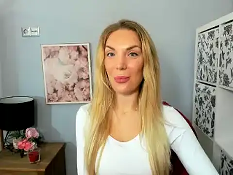 Snapshot of AulloraHoney chatting on 12.22.24 AulloraHoney online show from 12.22.24