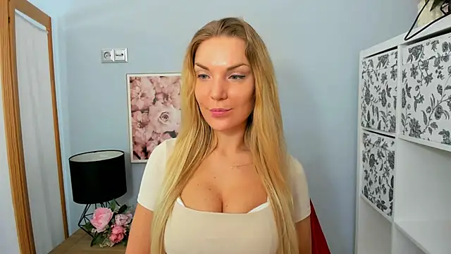 Snapshot of AulloraHoney chatting on 02.15.25 AulloraHoney online show from 02.15.25