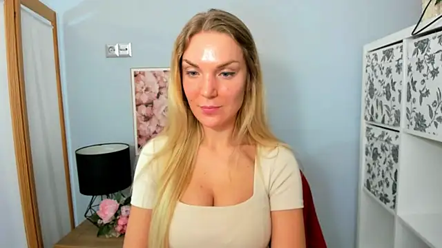 Snapshot of AulloraHoney chatting on 02.15.25 AulloraHoney online show from 02.15.25