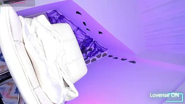 Snapshot of VictoriaVX chatting on 10.24.25 VictoriaVX online show from 10.24.25