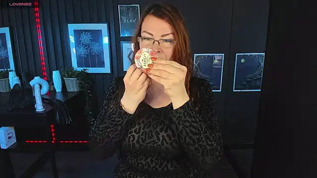 Snapshot of MrsIngrid chatting on 02.14.25 MrsIngrid online show from 02.14.25