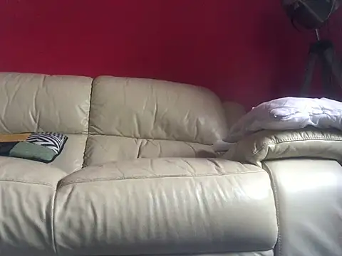 Snapshot of louh261 chatting on 10.22.25 louh261 online show from 10.22.25