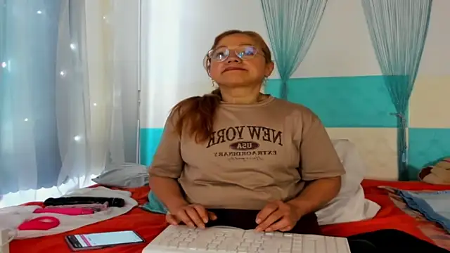 Snapshot of anthonela_mature_ chatting on 04.25.26 anthonela mature online show from 04.25.26