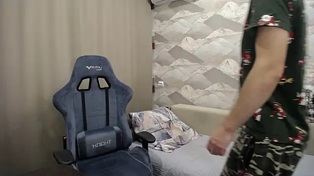 Snapshot of SerzhKorol1 chatting on 10.24.25 SerzhKorol1 online show from 10.24.25