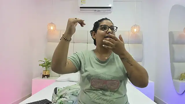 DanielleEvans  online show from 10.03.25