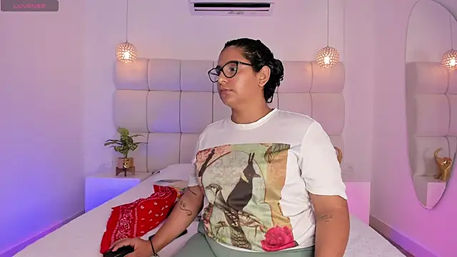 DanielleEvans  online show from 11.21.25