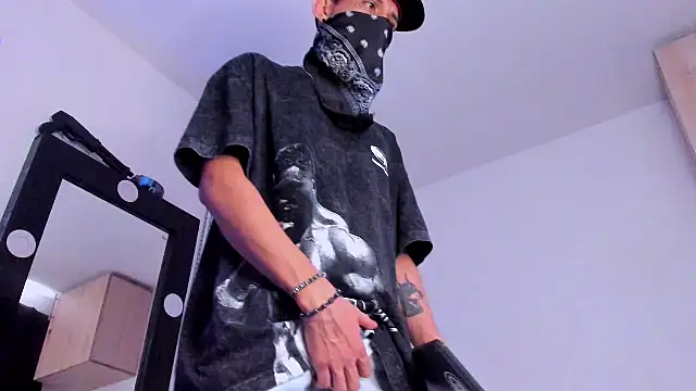 Snapshot of Samuel_Suarez chatting on 10.26.25 Samuel Suarez online show from 10.26.25