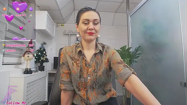 Snapshot of EllaMilf_ chatting on 12.07.24 EllaMilf online show from 12.07.24