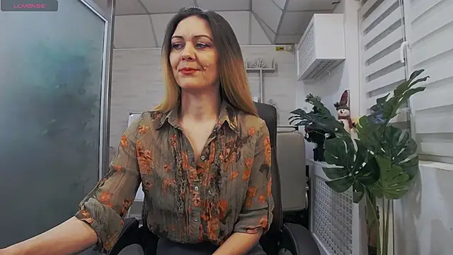 Snapshot of EllaMilf_ chatting on 12.12.24 EllaMilf online show from 12.12.24