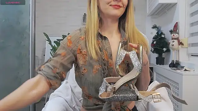 Snapshot of EllaMilf_ chatting on 12.12.24 EllaMilf online show from 12.12.24