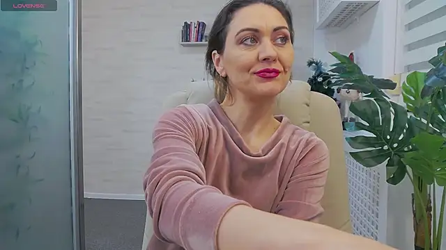 Snapshot of EllaMilf_ chatting on 12.19.24 EllaMilf online show from 12.19.24