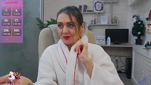 Snapshot of EllaMilf_ chatting on 12.19.24 EllaMilf online show from 12.19.24