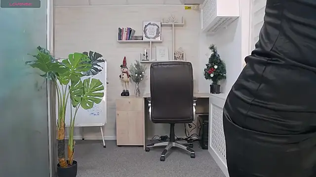 Snapshot of EllaMilf_ chatting on 12.27.24 EllaMilf online show from 12.27.24