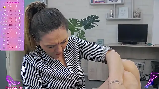 Snapshot of EllaMilf_ chatting on 01.19.25 EllaMilf online show from 01.19.25