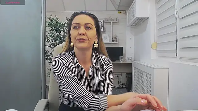 Snapshot of EllaMilf_ chatting on 01.24.25 EllaMilf online show from 01.24.25