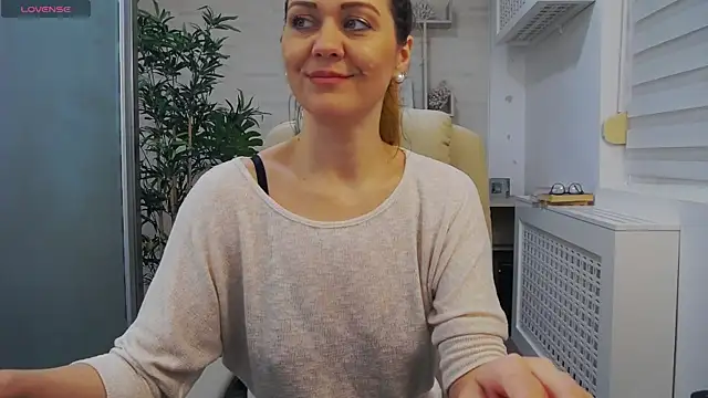 Snapshot of EllaMilf_ chatting on 01.25.25 EllaMilf online show from 01.25.25