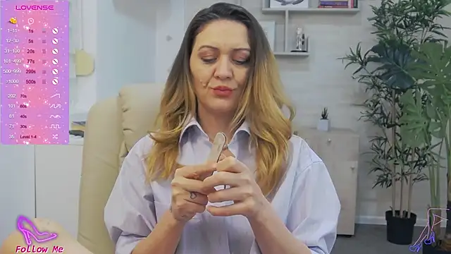 Snapshot of EllaMilf_ chatting on 01.30.25 EllaMilf online show from 01.30.25