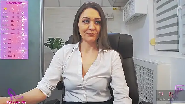 Snapshot of EllaMilf_ chatting on 02.19.25 EllaMilf online show from 02.19.25