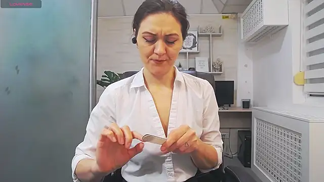 Snapshot of EllaMilf_ chatting on 02.19.25 EllaMilf online show from 02.19.25