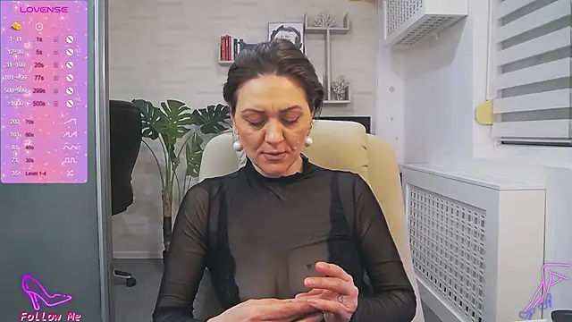 Snapshot of EllaMilf_ chatting on 02.22.25 EllaMilf online show from 02.22.25