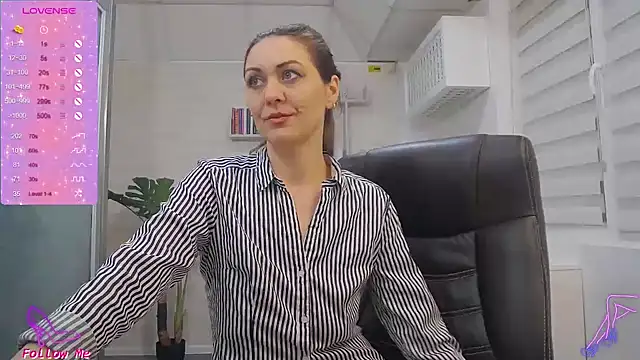 Snapshot of EllaMilf_ chatting on 02.24.25 EllaMilf online show from 02.24.25