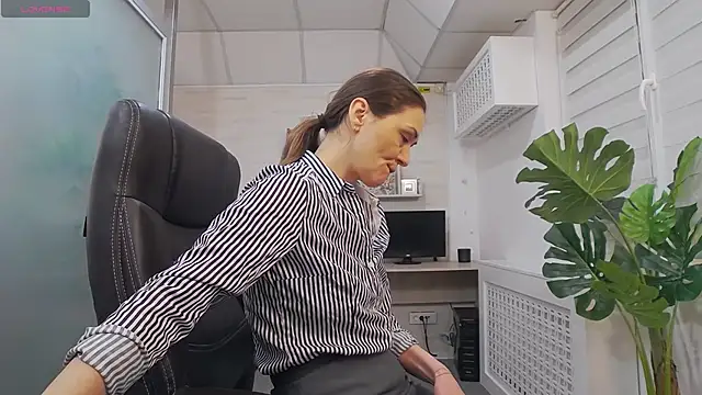 Snapshot of EllaMilf_ chatting on 03.03.25 EllaMilf online show from 03.03.25