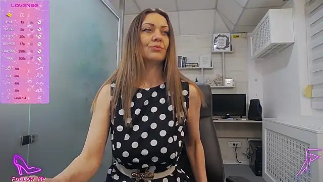 Snapshot of EllaMilf_ chatting on 03.06.25 EllaMilf online show from 03.06.25