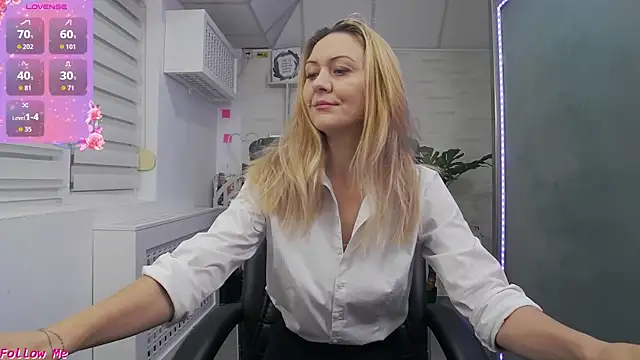 Snapshot of EllaMilf_ chatting on 10.13.25 EllaMilf online show from 10.13.25