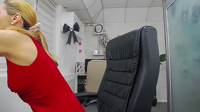 Snapshot of EllaMilf_ chatting on 10.29.25 EllaMilf online show from 10.29.25