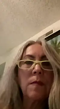 Snapshot of EvaRobinson chatting on 12.18.24 EvaRobinson online show from 12.18.24