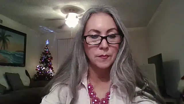 Snapshot of EvaRobinson chatting on 12.19.24 EvaRobinson online show from 12.19.24
