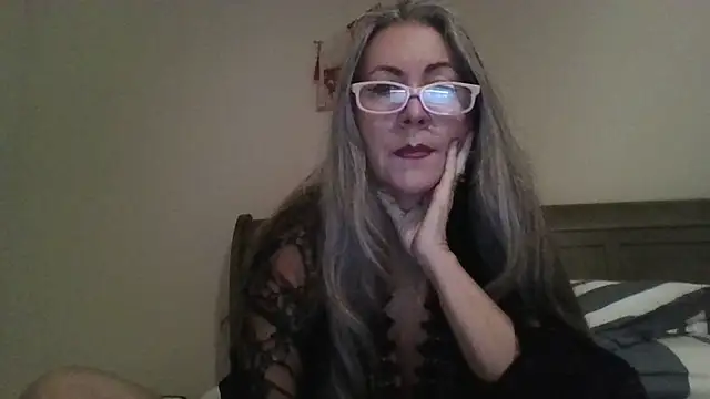 Snapshot of EvaRobinson chatting on 12.20.24 EvaRobinson online show from 12.20.24