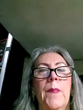 Snapshot of EvaRobinson chatting on 12.31.24 EvaRobinson online show from 12.31.24