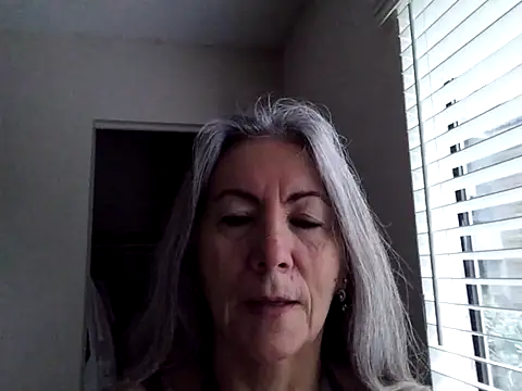 Snapshot of EvaRobinson chatting on 01.18.25 EvaRobinson online show from 01.18.25