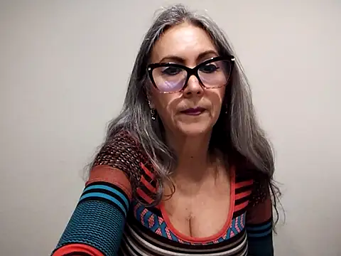 Snapshot of EvaRobinson chatting on 01.21.25 EvaRobinson online show from 01.21.25