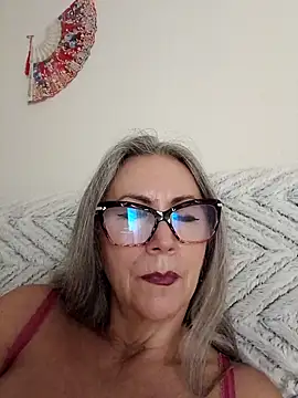 Snapshot of EvaRobinson chatting on 01.22.25 EvaRobinson online show from 01.22.25