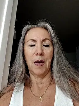 Snapshot of EvaRobinson chatting on 02.19.25 EvaRobinson online show from 02.19.25