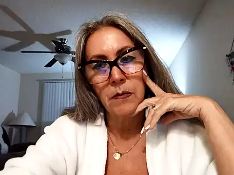 Snapshot of EvaRobinson chatting on 02.25.25 EvaRobinson online show from 02.25.25