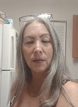 Snapshot of EvaRobinson chatting on 09.25.25 EvaRobinson online show from 09.25.25