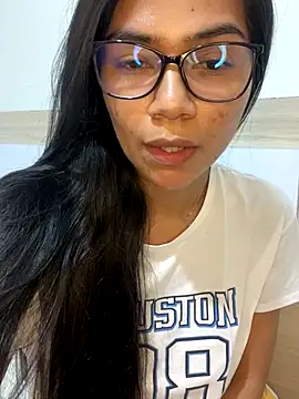 Snapshot of MauraGray chatting on 10.13.25 MauraGray online show from 10.13.25