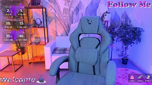 Snapshot of GrayceWild chatting on 09.30.25 GrayceWild online show from 09.30.25