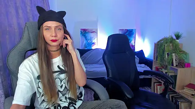 Snapshot of GrayceWild chatting on 11.08.25 GrayceWild online show from 11.08.25