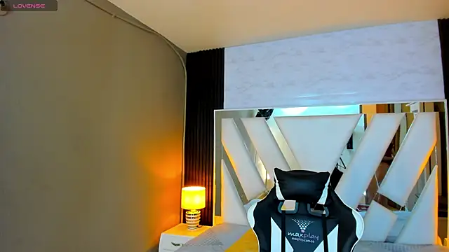 Snapshot of Linda4Petite chatting on 09.28.25 Linda4Petite online show from 09.28.25