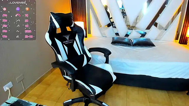 Snapshot of Linda4Petite chatting on 10.04.25 Linda4Petite online show from 10.04.25