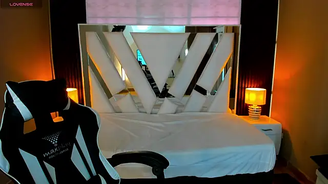 Snapshot of Linda4Petite chatting on 10.05.25 Linda4Petite online show from 10.05.25