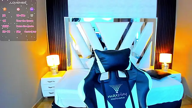 Snapshot of Linda4Petite chatting on 10.07.25 Linda4Petite online show from 10.07.25