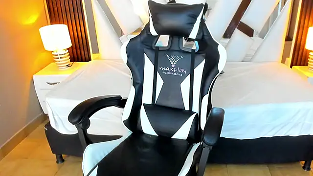 Snapshot of Linda4Petite chatting on 10.08.25 Linda4Petite online show from 10.08.25