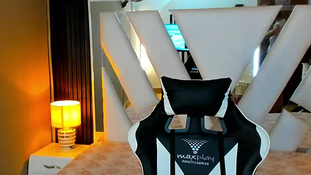 Snapshot of Linda4Petite chatting on 10.11.25 Linda4Petite online show from 10.11.25